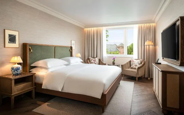 غرفة بسرير كينج في طابق مرتفع، Brunfels Hotel, in the Unbound Collection by Hyatt 1/2