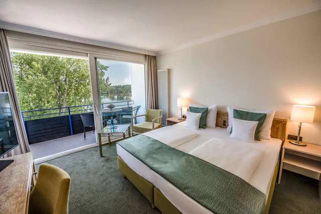 غرفة بسريرين منفصلين بإطلالة على البحيرة بشرفة، Best Western Premier Seehotel Krautkraemer 1/2