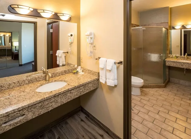 غرفة قياسية بسرير كوين، Kress Inn Ascend Hotel Collection 8/8