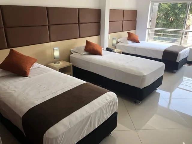 غرفة عائلية بسرير كوين وسريرين منفصلين، Hotel Csi Medellín 1/3