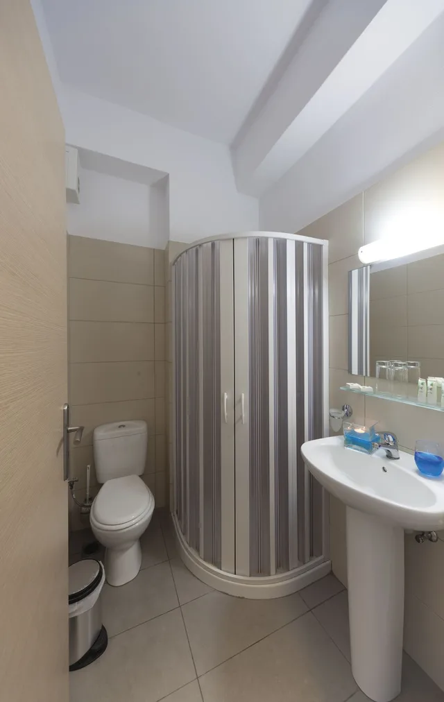 غرفة ديلوكس بسرير مزدوج بإطلالة على البحر بشرفة مع أريكة، Blue Harmony Hotel 3/3