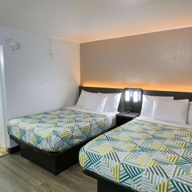 2 Queen Beds Mob Acc RI Shwr Nsmk Micfridg، Motel6 Sacramento, CA - Central 5/10