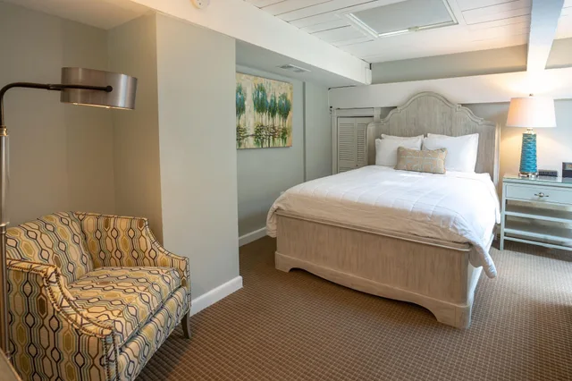Multiple Bedrooms, Suite, River View, Stair Access Only، Olde Harbour Inn 3/8