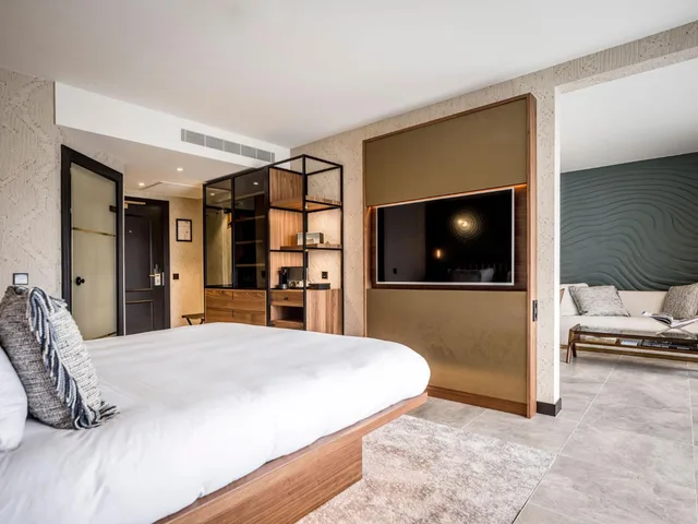 جناح جونيور بسرير كينج بشرفة، Alexander Hotel 4/10