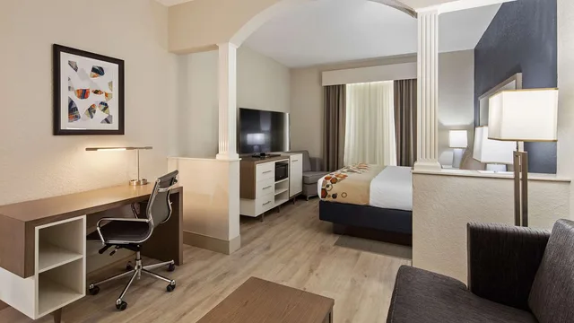 جناح بسرير كينج وسرير كوين مع أريكة، Best Western Heritage Inn & Suites 2/3