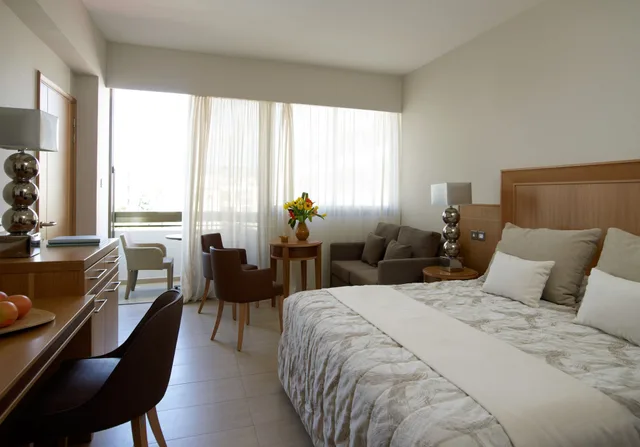 غرفة عائلية بسرير كوين بإطلالة على المسبح مع أريكة، Atlantica Oasis Hotel 4/4