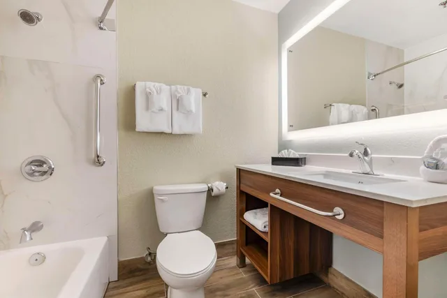 1 Bedroom, Suite, 2 Double Beds, Sofa, Kitchen, Best Western Carlsbad by the Sea 3/5