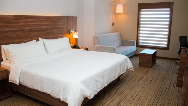 جناح، Holiday Inn Express Guaymas 3/10
