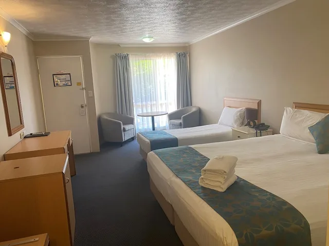 Shared, Twin Beds, 1 King and 1 Single Beds، Harbour Sails Motor Inn 3/3