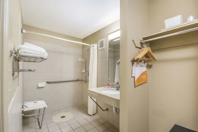 غرفة بسرير كينج لذوي الإعاقة، Econo Lodge Inn and Suites I-35 at Shawnee Mission 4/5