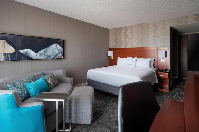 غرفة بسرير كينج بحوض استحمام لذوي الإعاقة، Courtyard By Marriott Denver Airport 3/10