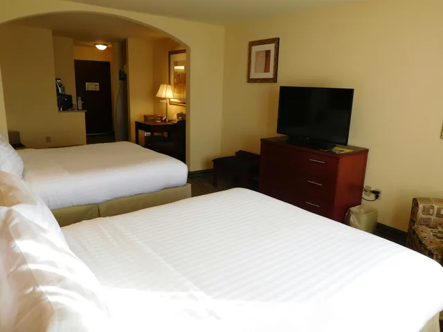 جناح بسريرين كوين، Holiday Inn Express Hotel And Suites Ponca City 1/1