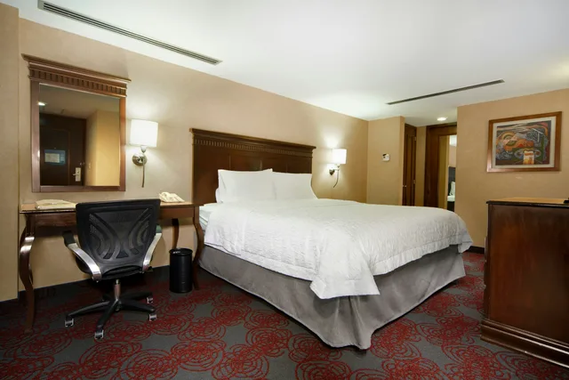غرفة بسرير كوين، Hampton Inn & Suites Mexico City - Centro Historico 2/2