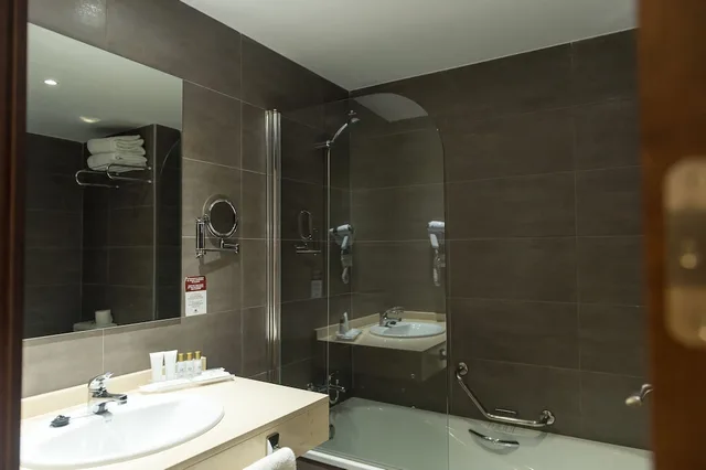 غرفة عائلية بسريرين منفصلين وسرير بطابقين، Hotel Palacio de Valderrabanos 5/8
