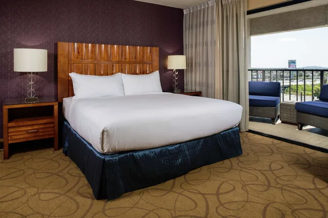 جناح تنفيذي بسرير كينج بشرفة، DoubleTree by Hilton Hotel Carson CA 2/3