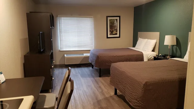 غرفة بسريرين مزدوجين لذوي الإعاقة، WoodSpring Suites Kansas City Mission 1/3