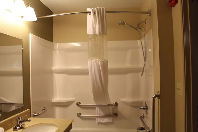 Efficiency, 2 Queen Beds, Accessible، Suburban Studios Triadelphia - Wheeling at The Highlands 4/5