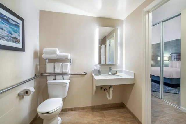 غرفة بسرير كينج بحوض استحمام لذوي الإعاقة، Best Western Plus Carpinteria Inn 10/10