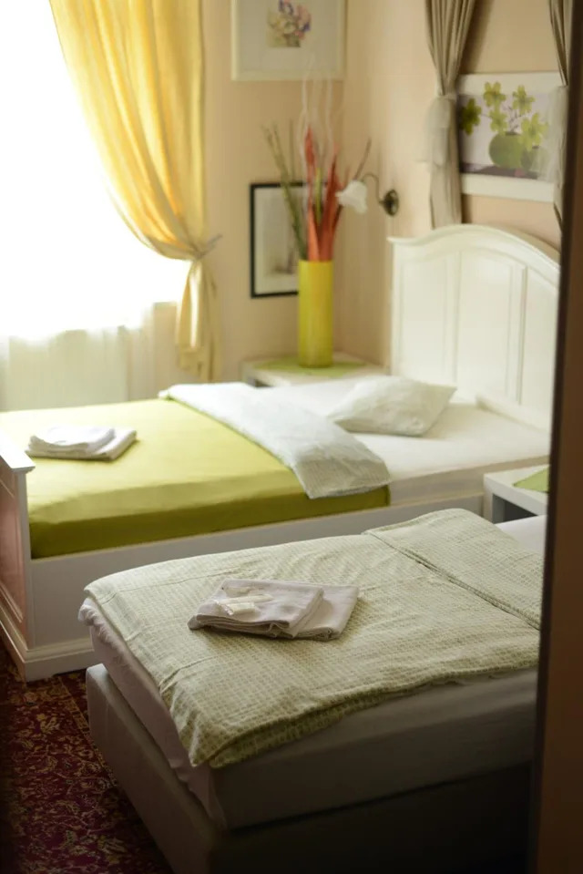غرفة ثلاثية، Hotel Clochard 6/10