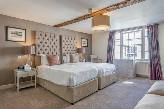 Room, Twin Beds, The Sun Inn 2/5
