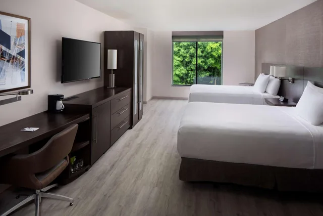 جناح بسريرين كوين بغرفة نوم واحدة مع أريكة، Hyatt Place Poughkeepsie 3/5