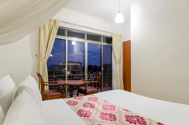 جناح حصري بسرير كينج وسريرين منفصلين بإطلالة على المدينة بغرفة نوم واحدة، Hotel Triangle 1/4