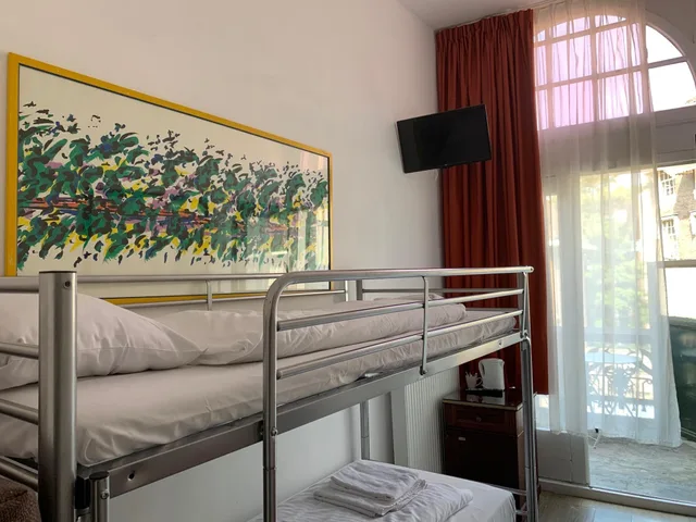 غرفة صغيرة بسريرين منفصلين بإطلالة على المدينة، Boutique Hotel La Belle Vue 1/1