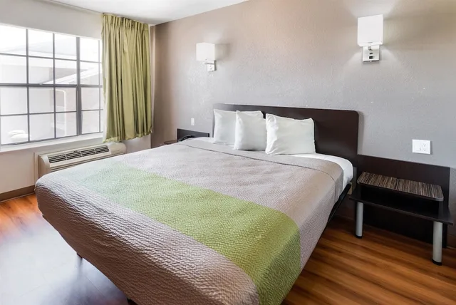 جناح ديلوكس بسرير كينج بمطبخ صغير، Studio6 Arlington, TX 3/7