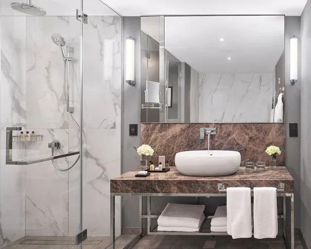 غرفة بسرير كينج بإطلالة على الجبل في الطابق العلوي، Intercontinental Sofia 5/6
