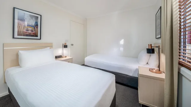 شقة تنفيذية بسرير كوين وسريرين منفصلين بإطلالة على المدينة بغرفتي نوم، Oaks Sydney Goldsbrough Suites 7/10