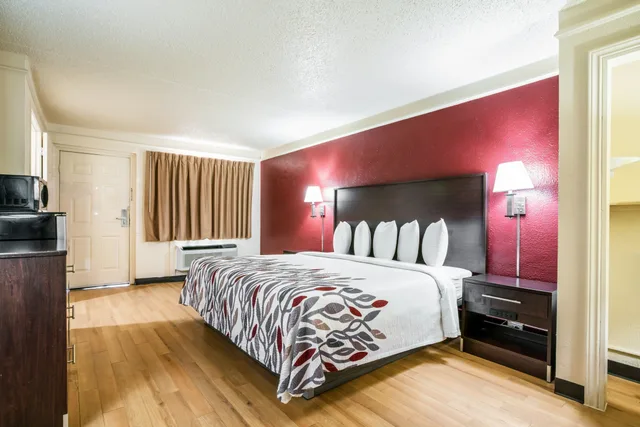 غرفة ديلوكس بسرير كينج للمدخنين، Red Roof Inn Dallas - Richardson 2/8
