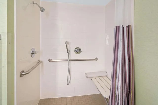 غرفة بسرير كينج، La Quinta Inn & Suites by Wyndham Orange County Airport 7/7