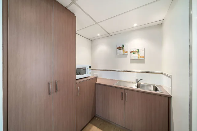 غرفة عائلية بسرير كوين وسريرين منفصلين بمطبخ صغير، Comfort Inn Heritage Wagga 5/6