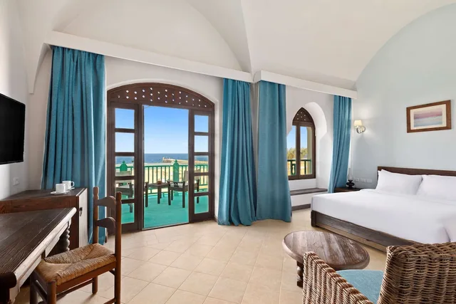 غرفة بريميوم بإطلالة على البحر بشرفة، Swissotel Resort El Quseir 1/4