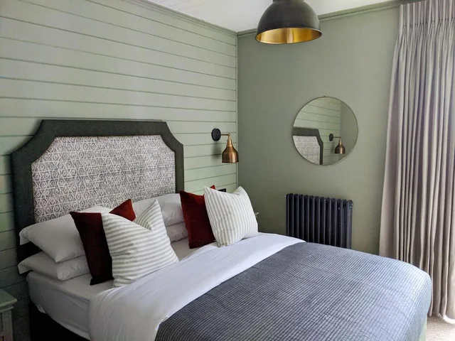 غرفة بثلاثة أسرّة بـ6 غرف نوم يُسمح فيها بالحيوانات الأليفة بجاكوزي، Retallack Resort and Spa 2/7
