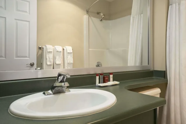 غرفة بسرير كينج، Ramada Limited - Merritt 2/2
