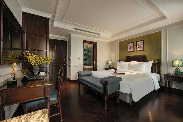 Signature, Suite, King Bed, Street and City View, Balcony، La Mejor Indochine Hotel 2/3