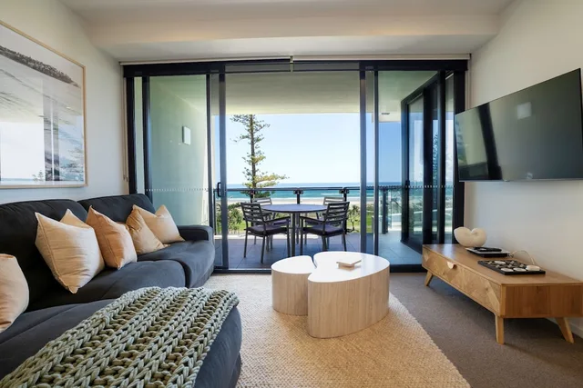 2 Bedrooms, Apartment, King and Twin Beds, Ocean Front، Iconic Kirra Beach Resort 8/10
