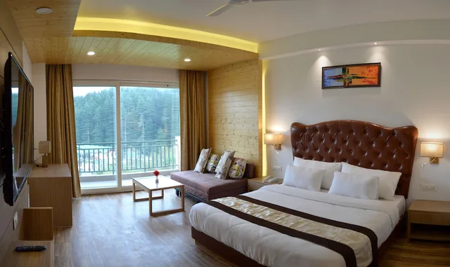 غرفة عائلية بسرير كينج بشرفة مع أريكة، The Orchard Greens Resort 2/4