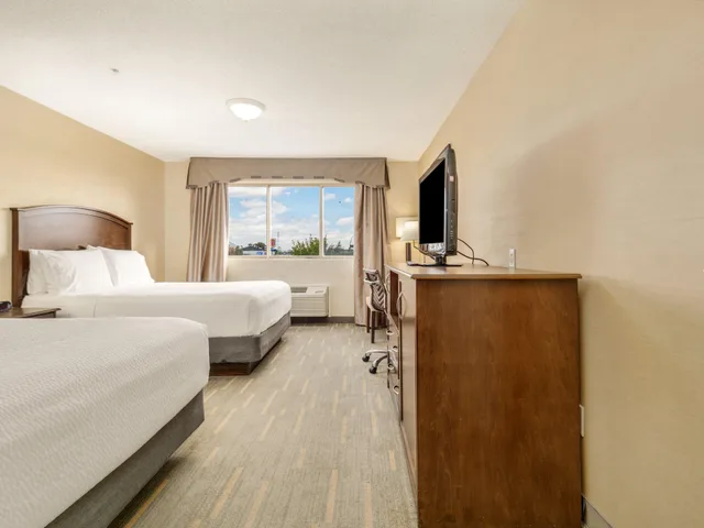 جناح تنفيذي بسريرين كوين بغرفة نوم واحدة، HOLIDAY INN LETHBRIDGE 2/5
