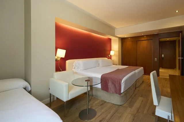 غرفة ثلاثية بسريرين منفصلين مع أريكة، Hotel Catalonia Ramblas 4/6