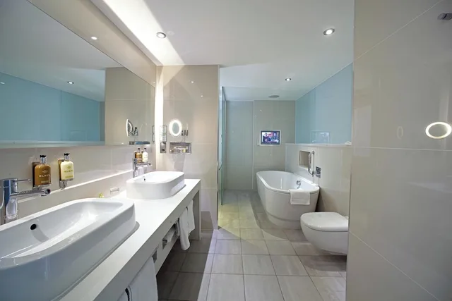 جناح بسرير كينج بغرفة نوم واحدة مع أريكة، HOLIDAY INN BRISTOL CITY CENTRE 3/3