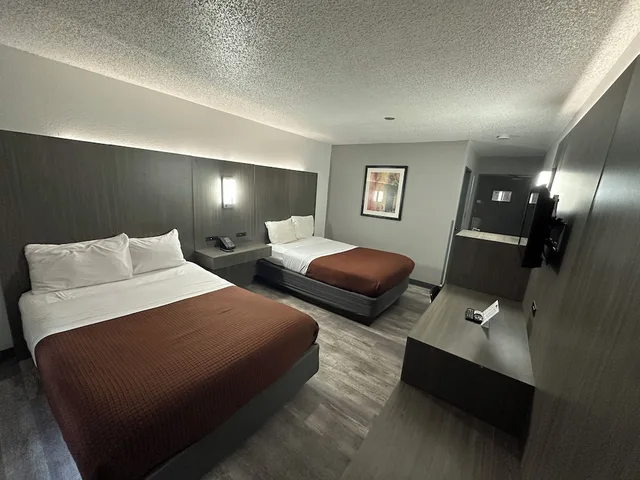 غرفة بسريرين مزدوجين، Magnuson Hotel Fort Wayne North Coliseum 4/10