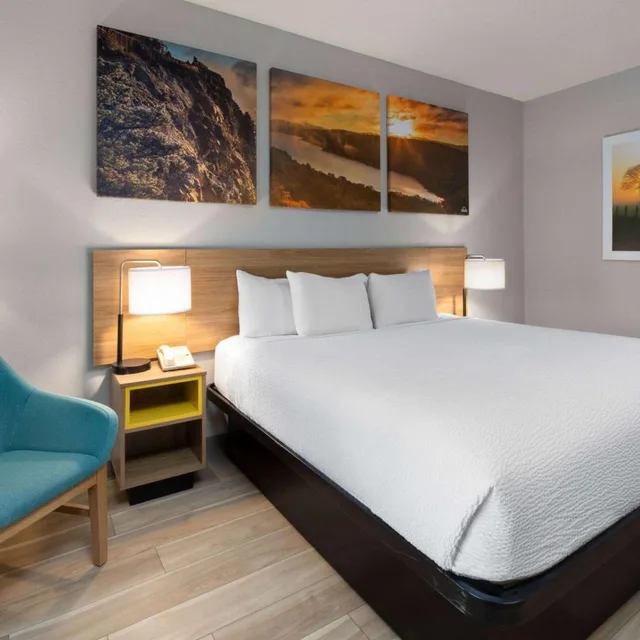 Room, King Bed, Bathtub, Accessible, Days Inn by Wyndham Hutchinson 2/9