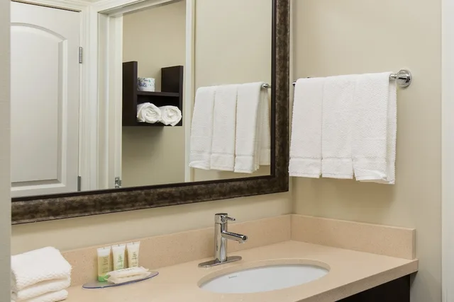 جناح استوديو بسرير كينج بمطبخ لذوي الإعاقة، STAYBRIDGE SUITES COLUMBUS POLARIS 6/8