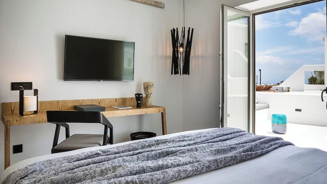 غرفة ديلوكس بسرير مزدوج بإطلالة على المسبح بشرفة، LYO Boutique Hotel 5/9
