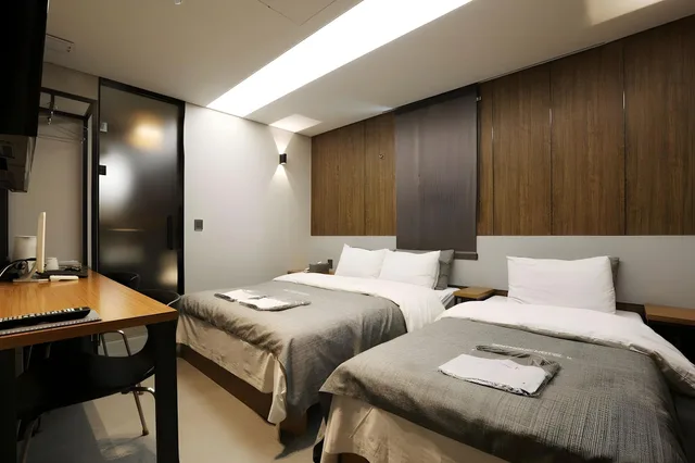 غرفة قياسية بسريرين منفصلين وسرير كوين، Boutique Hotel K Dongdaemun 1/3