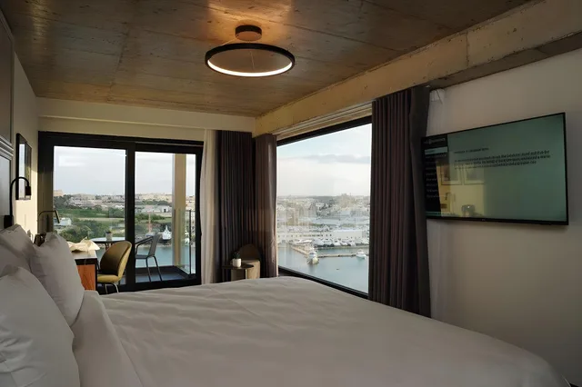 Executive, King Bed, Sea View, The Londoner Hotel Sliema 1/1