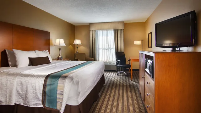 جناح بسرير كينج مع أريكة بحوض استحمام لذوي الإعاقة، Best Western Plus Seawall Inn and Suites By The Beach 1/1