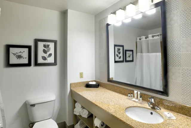 جناح بسرير كوين بغرفة نوم واحدة مع أريكة، Country Inn Suites By Radisson Oklahoma City Airport Ok 4/4